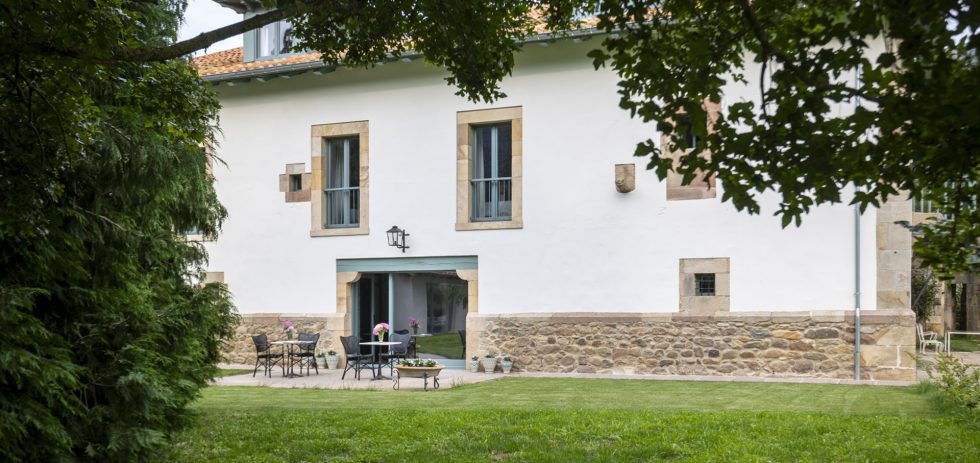 hotel rural encanto cantabria saja cabuerniga casa luca de tena exteriores jardin cab 3
