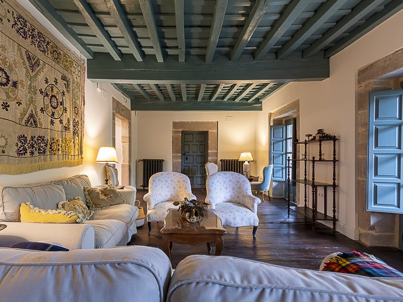 Jardín y fachada de la casona en el valle de Cabuérniga